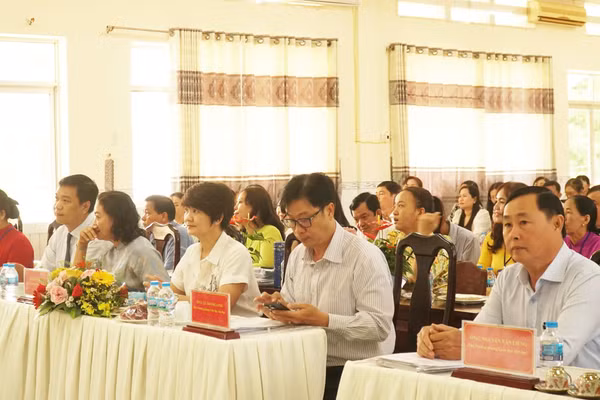 Các đại biểu và giáo viên tham dự lễ khai mạc Hội thi.