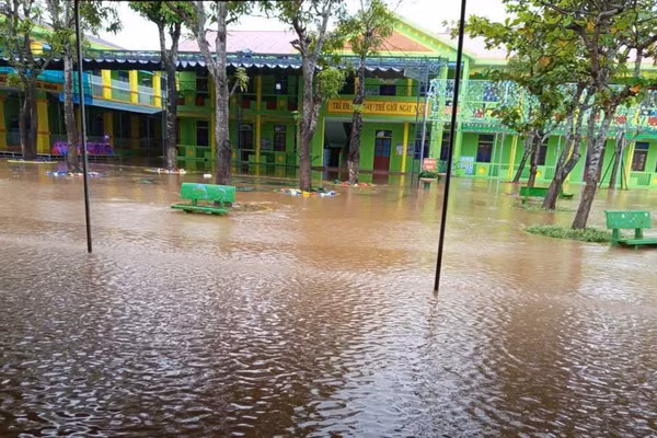 Nhiều trường học tại Hà Tĩnh tạm dừng dạy học do mưa lũ.
