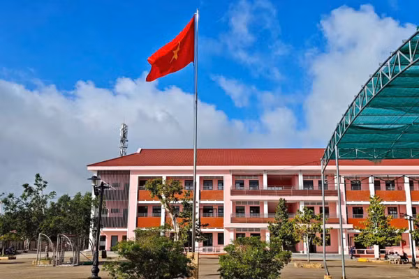 Khang trang ngôi trường phổ thông nội trú tại xã biên giới An Giang.