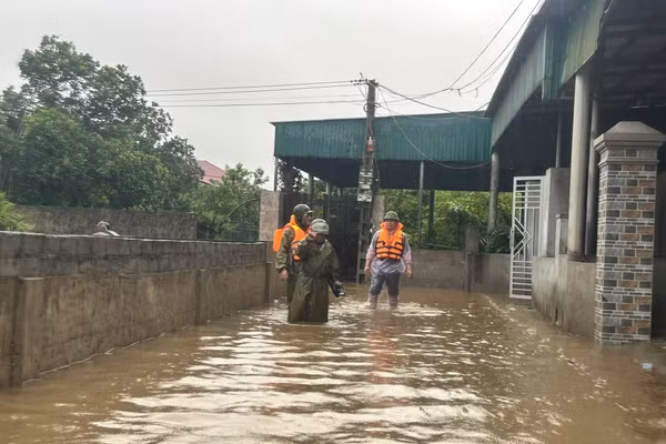 Một số tuyến đường, nhà dân tại xã Cẩm Trung (Hà Tĩnh) bị ngập nước. (Ảnh CA xã Cẩm Trung).