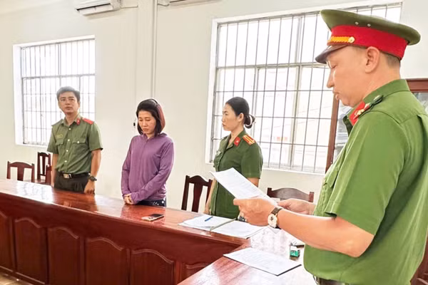 Cơ quan Công an thi hành lệnh bắt giam bị can Phạm Huỳnh Tuyết Phượng (Phú Quốc, An Giang).