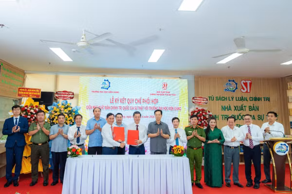 Đại diện hai đơn vị thực hiện nghi thức ký kết Quy chế phối hợp.