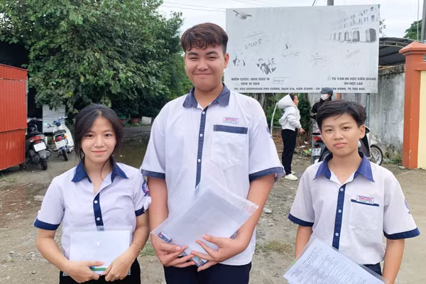Thí sinh An Giang phấn khởi sau khi hoàn thành ngày thi đầu tiên.