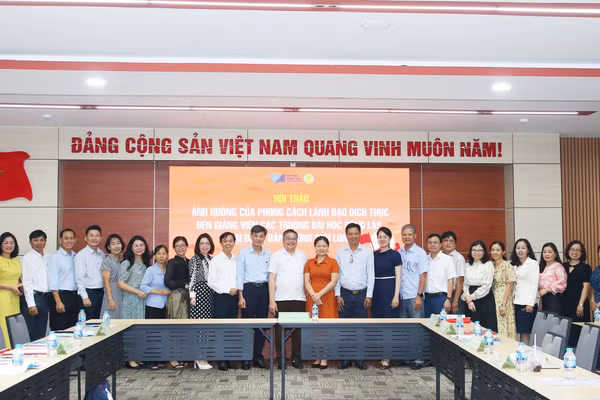 Đại biểu chụp ảnh lưu niệm tại hội thảo.