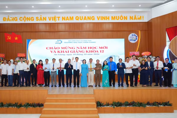 Nguyên Thủ tướng Chính phủ Nguyễn Tấn Dũng cùng các đại biểu chụp ảnh lưu niệm.