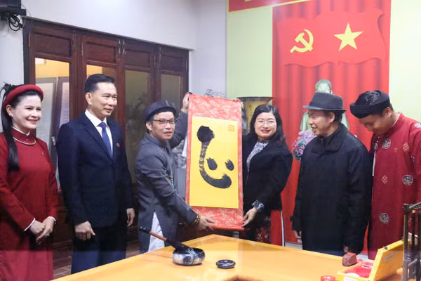 Các đại biểu tham quan trải nghiệm thư pháp tại Lễ khai mạc trưng bày chuyên đề "Đại thi hào Nguyễn Du – Ngàn năm nhớ mãi".