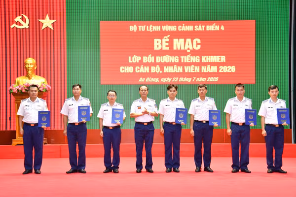Thủ trưởng BTL Vùng Cảnh sát biển 4 trao giấy chứng nhận cho các học viên hoàn thành lớp bồi dưỡng tiếng Khmer.
