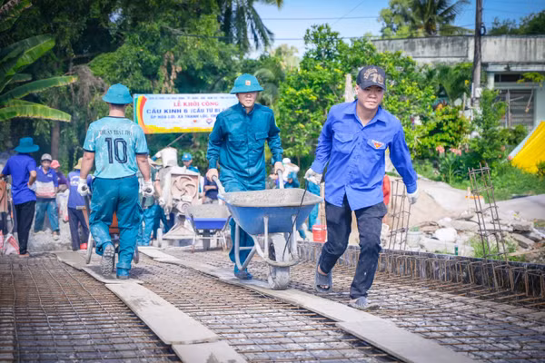 Nhộn nhịp trên công trường xây dựng cầu Kênh Từ Bi số 70 tại xã Thạnh Lộc, tỉnh An Giang.