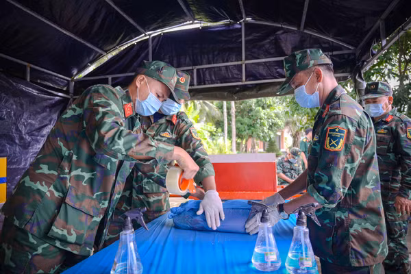Đội lấy mẫu tiến hành thực hiện nhiệm vụ tại Nghĩa trang Liệt sĩ tỉnh An Giang (phường Rạch Giá).