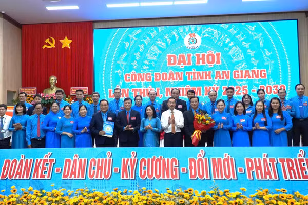Bà Thái Thu Xương và ông Nguyễn Thanh Nhàn trao quyết định, tặng hoa cho Ban Chấp hành LĐLĐ tỉnh An Giang.
