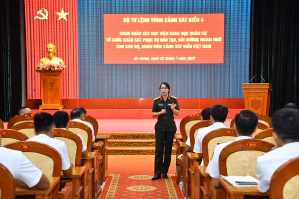 Khảo sát trình độ ngoại ngữ bằng hình thức kiểm tra trắc nghiệm kết hợp tự luận.