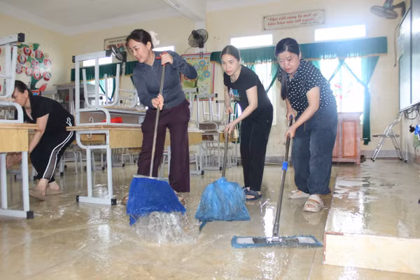 Giáo viên Hà Tĩnh gác việc riêng, dọn trường đón năm học mới sau bão Kajiki.