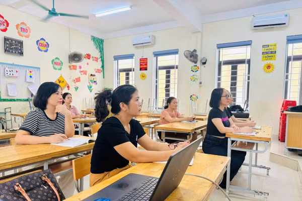 Giáo viên Trường Tiểu học Thạch Quý (Hà Tĩnh) tham gia tập huấn sách giáo khoa.
