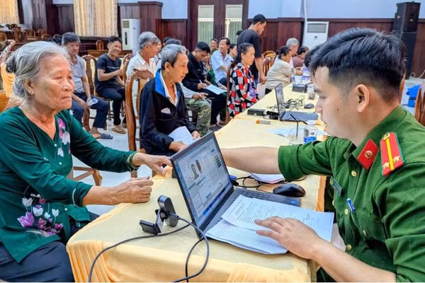 Cán bộ chiến sĩ Công an thực hiện nhiệm vụ tại buổi thu nhận mẫu ADN.