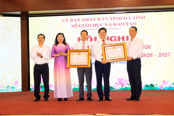 Thừa ủy quyền, ông Phan Thiên Định - Chủ tịch UBND tỉnh Hà Tĩnh trao Huân chương Lao động hạng Ba cho 2 cá nhân có thành tích xuất sắc.