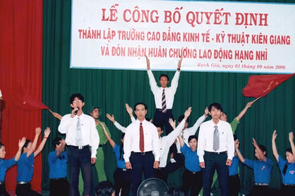 Lễ Công bố Quyết định thành lập Trường CĐ Kinh tế - Kỹ thuật Kiên Giang và Đón nhận Huân chương Lao động hạng Nhì năm 2006.