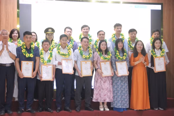 Hội nghị vinh danh các đơn vị học tập tiêu biểu.