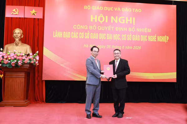 Bộ trưởng Bộ GD&ĐT Hoàng Minh Sơn trao Quyết định bổ nhiệm TS Nguyễn Hữu Thọ giữ chức Hiệu trưởng Trường ĐH Kiên Giang.