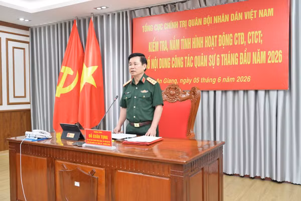 Thượng tướng Đỗ Xuân Tụng, Phó Chủ nhiệm Tổng cục Chính trị QĐND Việt Nam, phát biểu kết luận kiểm tra.