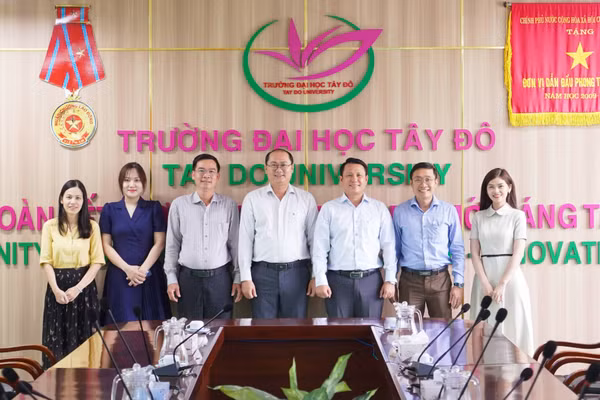 Đại diện Trường Đại học Tây Đô và đoàn công tác của Báo Giáo dục và Thời đại chụp ảnh lưu niệm.