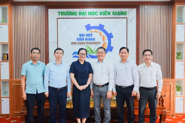 Thứ trưởng Nguyễn Thị Quyên Thanh gợi mở hướng phát triển Trường ĐH Kiên Giang
