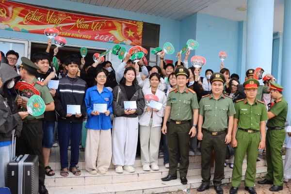 Học sinh đặc khu Kiên Hải (tỉnh An Giang) được tiếp sức trước kỳ thi quan trọng.