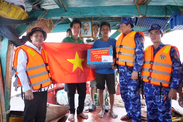 Thiếu tướng Trần Văn Xuân, Phó Chính ủy Cảnh sát biển Việt Nam, động viên và tặng quà ngư dân đang khai thác hải sản trên biển.