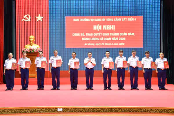 Thiếu tướng Đào Bá Việt, Tư lệnh Vùng Cảnh sát biển 4, trao quyết định thăng quân hàm, nâng lương sĩ quan cấp Trung tá, Thiếu tá năm 2026.