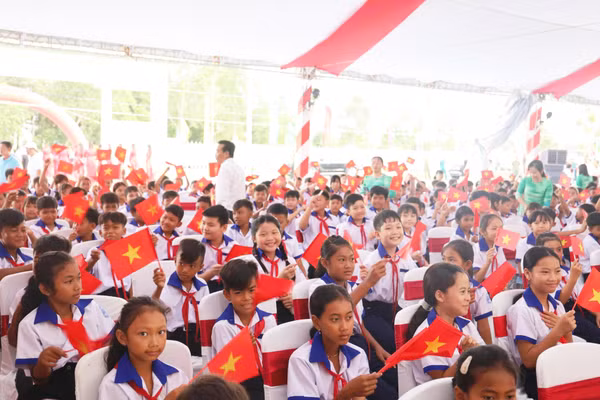 Những khoảnh khắc rộn ràng, xúc động của học sinh vùng biên dưới mái trường mới.