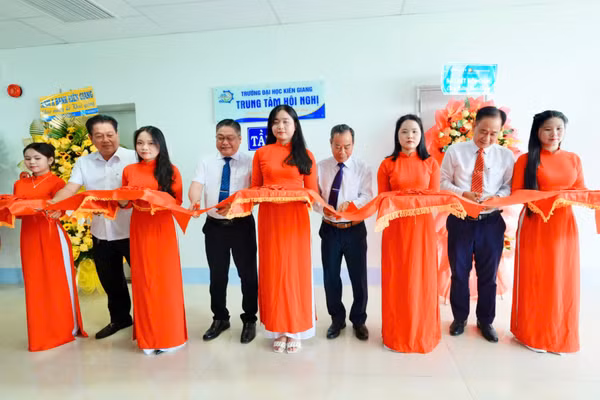 Nghi thức cắt băng khánh thành Trung tâm Hội nghị.