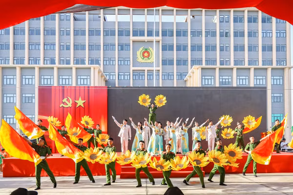 Sôi nổi tiết mục văn nghệ chào mừng tại lễ khai giảng.