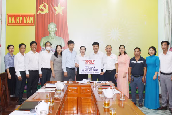 Đại diện Báo GD&TĐ khu vực Bắc Trung bộ trao số tiền 10 triệu đồng hỗ trợ Quỹ khuyến học xã Kỳ Văn.