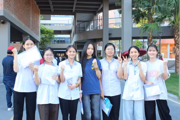 Thí sinh rạng rỡ sau 120 phút làm bài thi môn Ngữ văn.