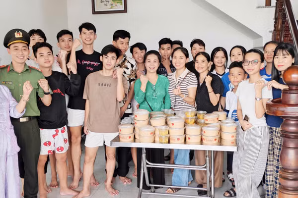 Cô Thúy An (bìa phải) và các lực lượng đồng hành cùng thí sinh biển đảo.