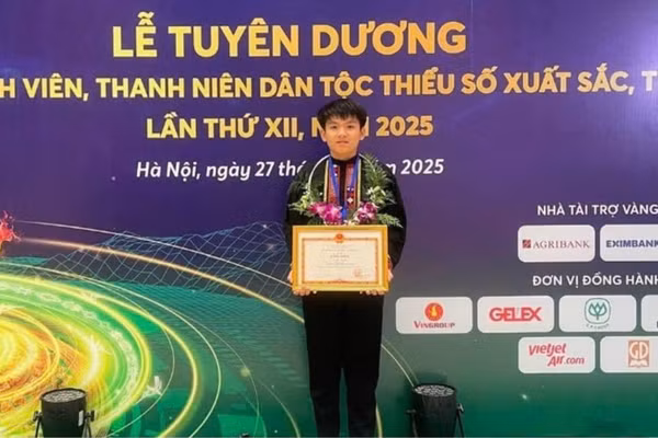 Hồ Văn Kiên (dân tộc Chứt, Hà Tĩnh) tại Lễ tuyên dương học sinh, sinh viên, thanh niên dân tộc thiểu số xuất sắc, tiêu biểu 2025.