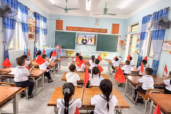 Lễ khai giảng tại Trường Tiểu học - Trung học cơ sở Kỳ Văn (xã Kỳ Văn, Hà Tĩnh). 