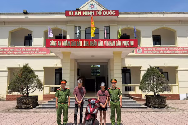 Nguyễn Thành Đạt và Nguyễn Văn Bảo (trú tại thôn Phúc Trung, xã Phúc Trạch) cùng tang vật vụ án. (Ảnh: CA xã Phúc Trạch)