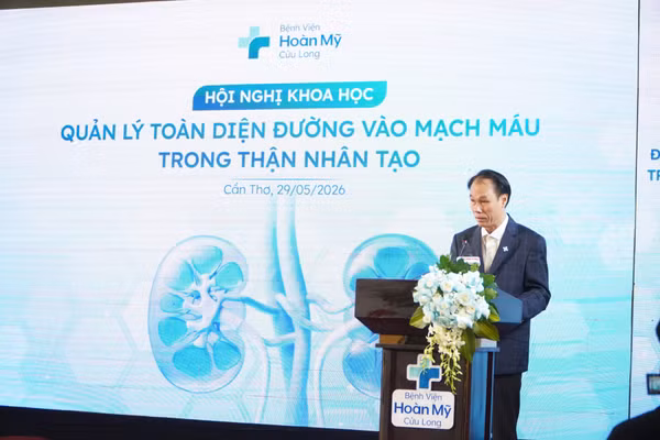 TS.BS Nguyễn Phi Hùng, Giám đốc Y khoa Bệnh viện Hoàn Mỹ Cửu Long, phát biểu tại hội nghị.