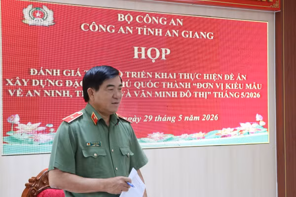 Thiếu tướng Nguyễn Văn Hận, Giám đốc Công an tỉnh An Giang, phát biểu chỉ đạo tại cuộc họp.