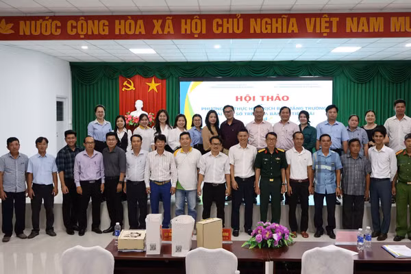 Đại biểu chụp ảnh lưu niệm tại hội thảo.