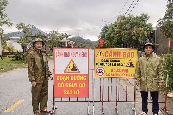 Lực lượng chức năng cắm biển cảnh bảo các khu vực nguy hiểm trên các tuyến đường bị ảnh hưởng do ngập lụt.
