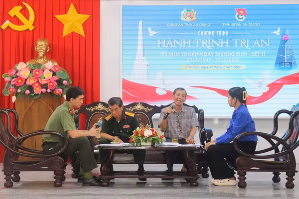 Các nhân chứng lịch sử tham gia tọa đàm với đoàn viên, thanh niên.