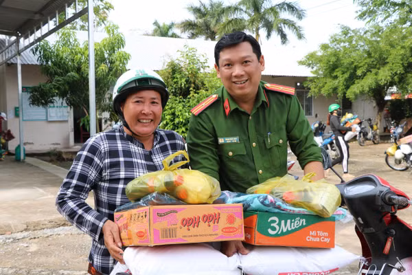 Công an xã Mỹ Thuận trao quà cho người dân ở An Giang.