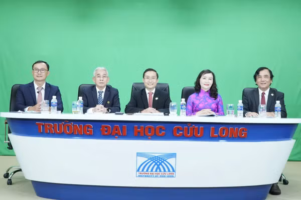Các chuyên gia, lãnh đạo và đội ngũ tư vấn tuyển sinh của Trường Đại học Cửu Long.