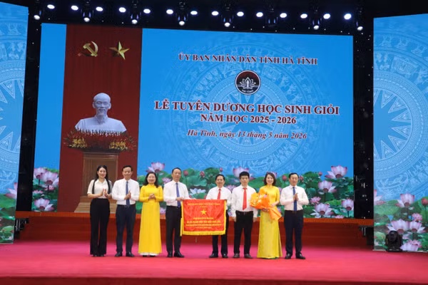 Lãnh đạo tỉnh Hà Tĩnh trao Cờ thi đua của Bộ Giáo dục và Đào tạo năm học 2024-2025 cho Sở GD&ĐT Hà Tĩnh.
