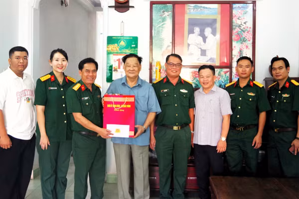 Thừa ủy quyền của Quân ủy Trung ương, Bộ Quốc phòng, Bộ Chỉ huy Quân sự tỉnh An Giang trao tặng những phần quà cho gia đình chính sách.