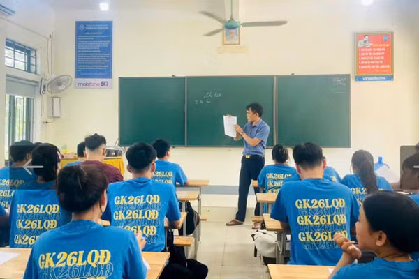 Học sinh Trường THPT Lê Quý Đôn (Hà Tĩnh) ký cam kết thực hiện nghiêm quy chế, không sử dụng thiết bị công nghệ cao để gian lận trong kỳ thi.