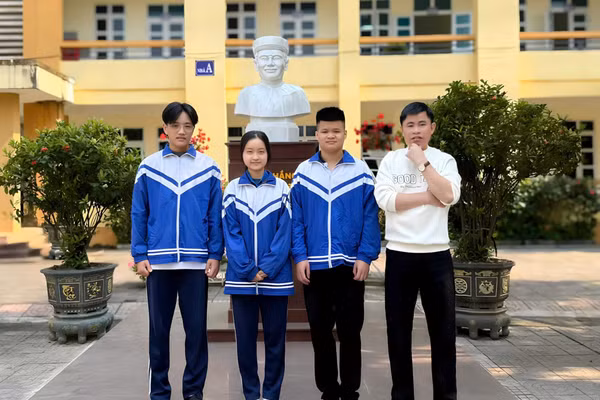 Thầy chủ nhiệm và 3 học sinh đạt điểm 10 môn Toán ở Trường THPT Cao Thắng.