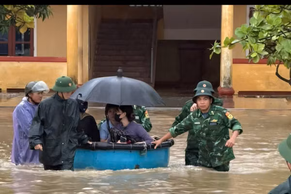 Cán bộ, chiến sĩ Bộ đội Biên phòng Hà Tĩnh dùng thuyền thúng đưa giáo viên và học sinh đến nơi an toàn.