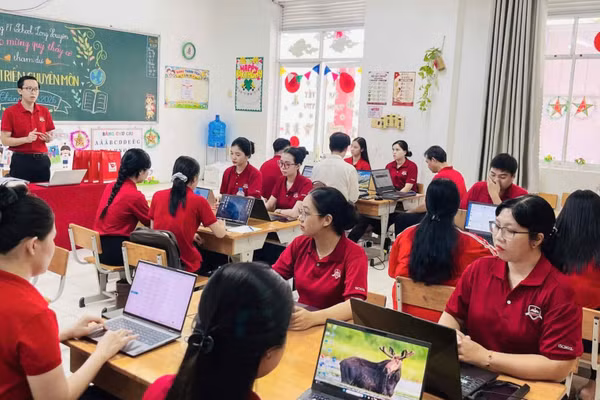 Giáo viên Trường Phổ thông iSchool Long Xuyên (An Giang), trong một buổi tập huấn phát triển chuyên môn.